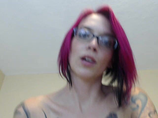 Anna Bell Peaks: Tattooed redhead babe masturbating on cam