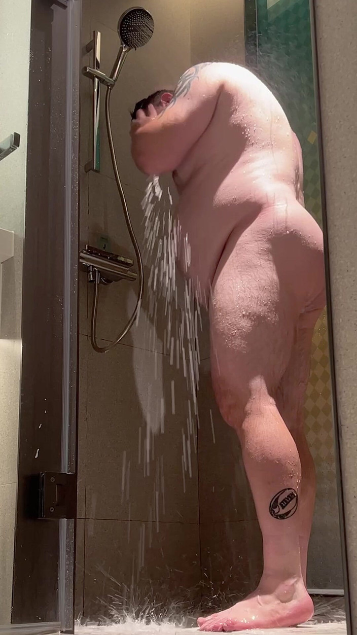 uktattooedchub74: Un mec pulpeux prend une douche