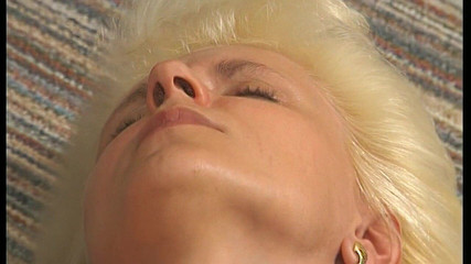 Xxxlover: Rainer corre ajuda para o leste e fode a garota...