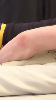 Cspot Je Nadržený a Má Hlasitý Orgasmus Při Sledování Porna Na Špuntech