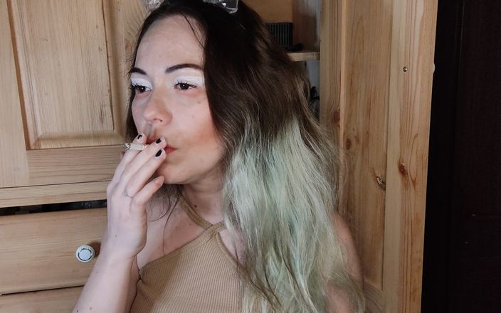 Asian wife homemade videos: Modesta meia-irmã fuma um cigarro