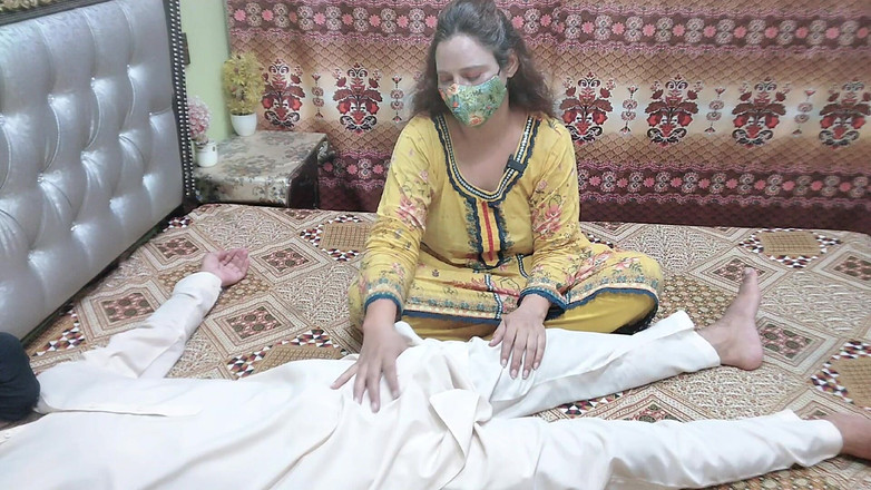 Pakistani CoupleX: 印度德西美丽的女朋友多汁的业余德西口交