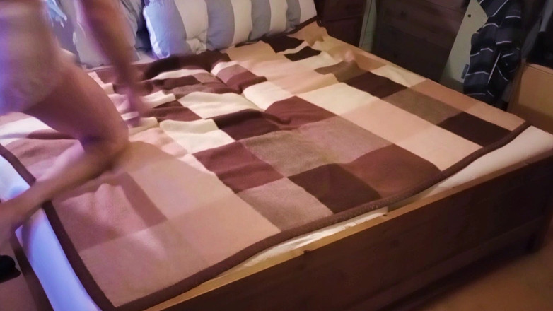 Mark Hannes: Masturbare cu cocoașă pe pat