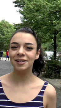 Schattige brunette tiener hard in haar kleine poesje geneukt