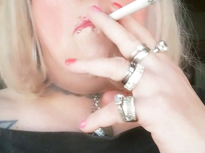 Stefanie Laveire: 스테파니 섹시한 흡연.