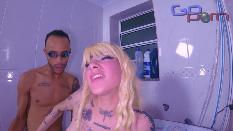 Go porn!: Lelaki itu datang dari belakang dan meniduri hottie di atas...