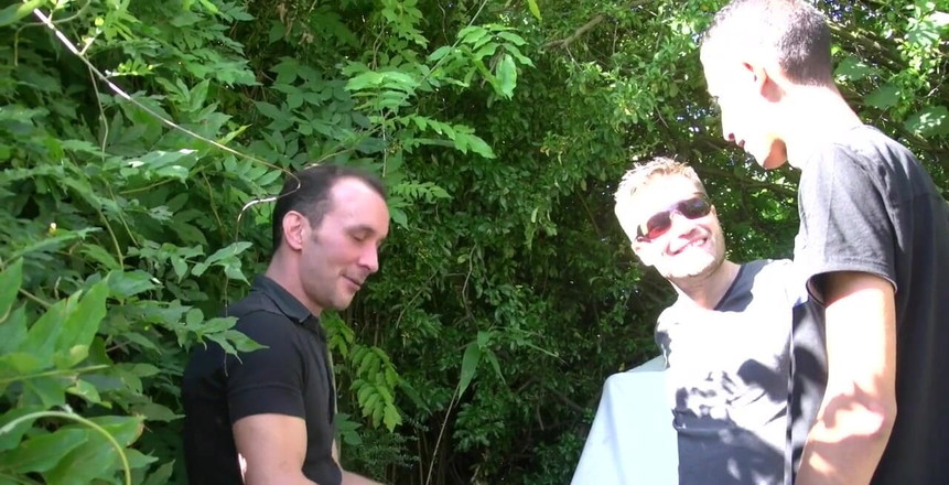 Crunch French bareback porn: 2725 与朋友在法国花园狂欢