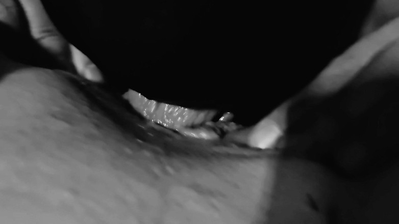 Misses Dickinson and Roughael: 보지 먹기, 핑거링, 때리기