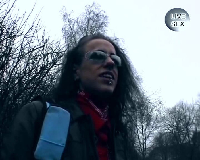 German Amateur Videos: Tengere Duitse amateur-tiener weet hoe ze moet zuigen