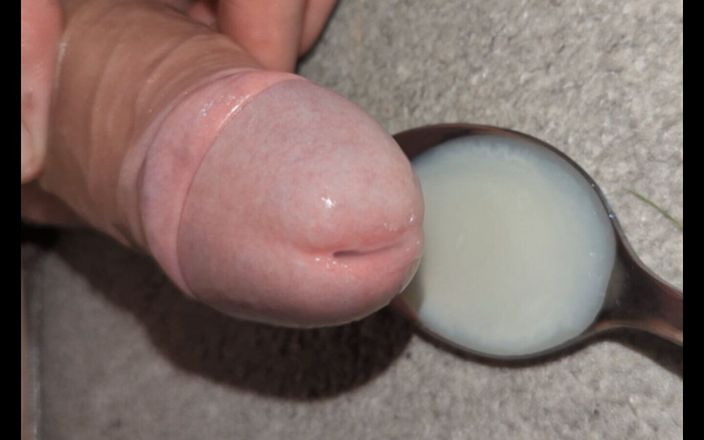Edge leak drip: Дрочит, дрочит, не дают кончить и стекает многократные порции спермы на ложку и глотать собственную сперму, разрушенный оргазм, сперма необрезанного жилистого члена, сперма
