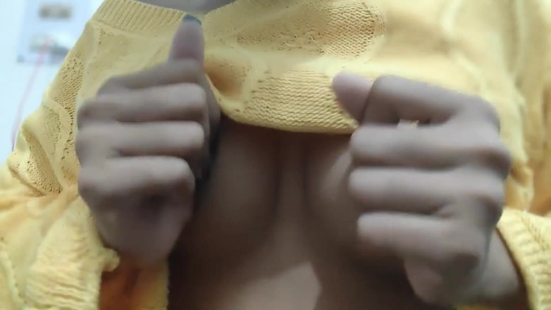 desigirl93: जूली भाभी अपने स्तनों के साथ खेल रही है