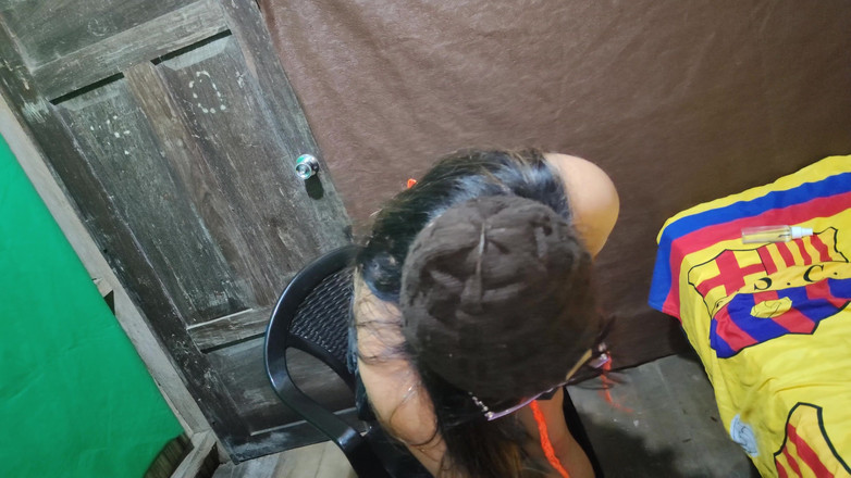 Martin13: 茶色のお尻の継母は、短い黒いスカートで私をモデル化し、彼女の濡れた膣を触ります