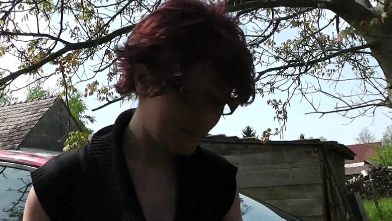 Popp Sylvie: I am pissing on my car