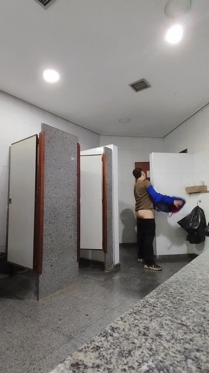 Marcosninfo: मैं लगभग फिल्म थियेटर बाथरूम में अपने आप को चमकती पकड़ा गया ।