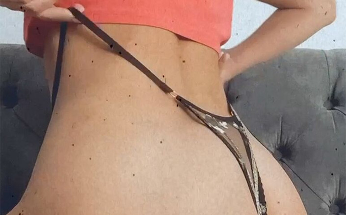 Alisa Lovely: 私のパンティーは私のお尻の上に非常にきつく引っ張られています