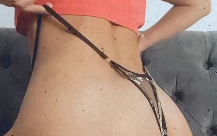 Alisa Lovely: Mis bragas están muy apretadas sobre mi trasero