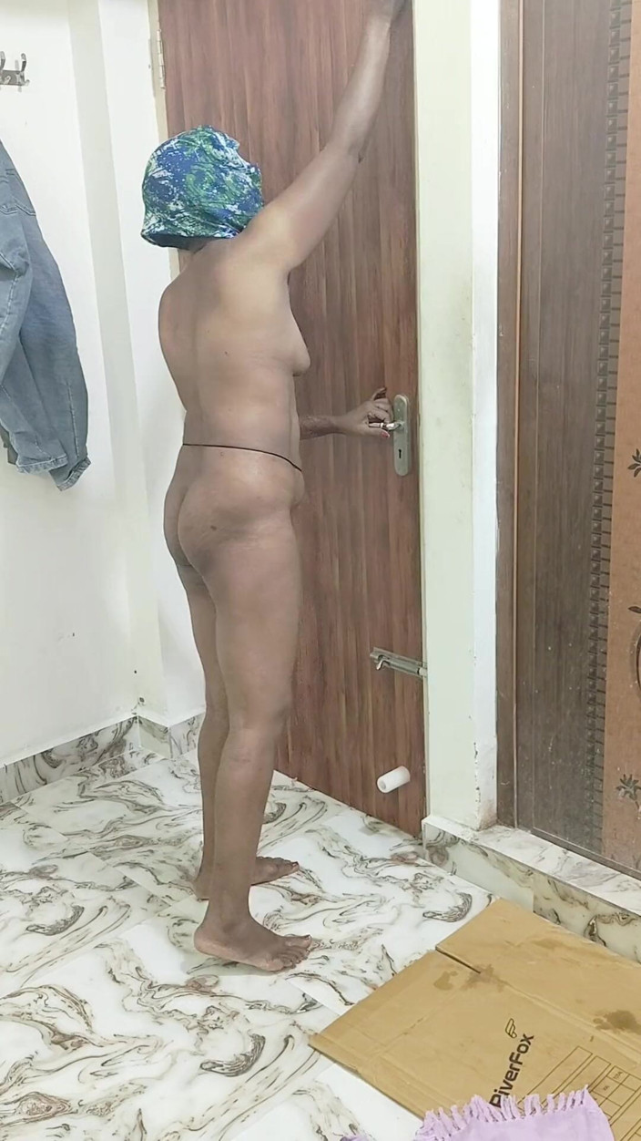 Thesana: Ac mecânico fode a esposa traidora enquanto o marido assiste...