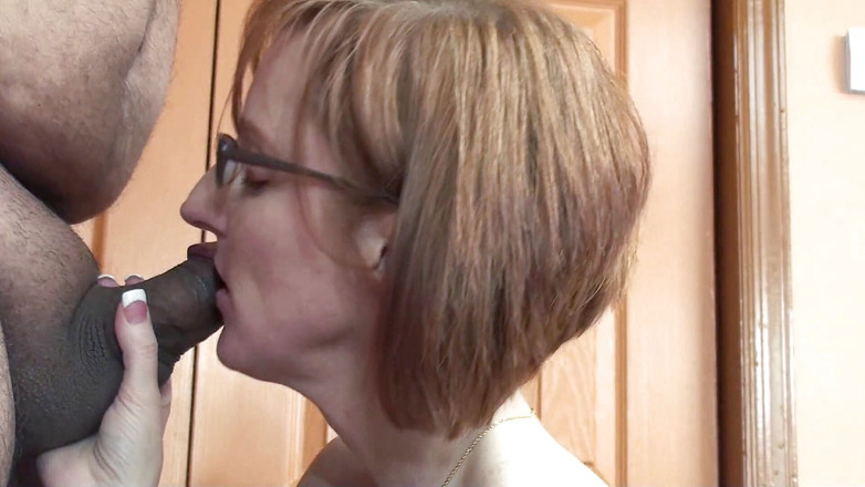 Nightclub Hardcore XXX: O matură sexy suge o pulă neagră