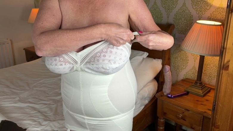 Aunty Sandra vintage girdle queen: Vgq48 Aunty Sandra Wearing Her Classic Vintage Corsalette