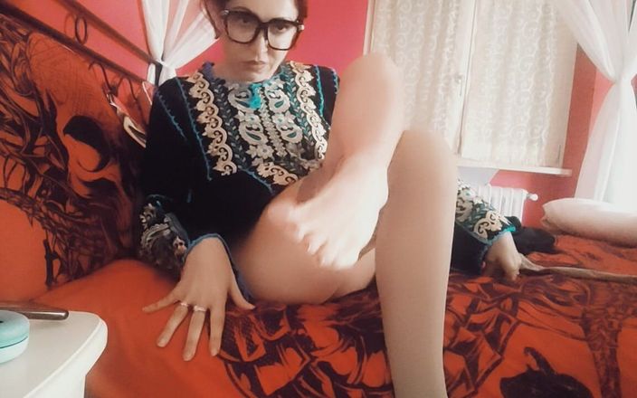 Savannah fetish dream: Crossed Legs Fetish with Sexy Arabian Girl