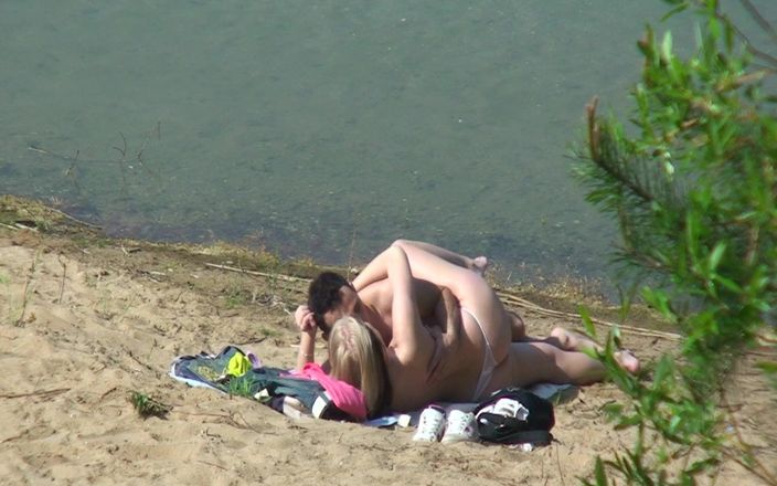 Teen gets fucked: Una coppia di giovani nudisti sono spiati mentre fanno sesso...