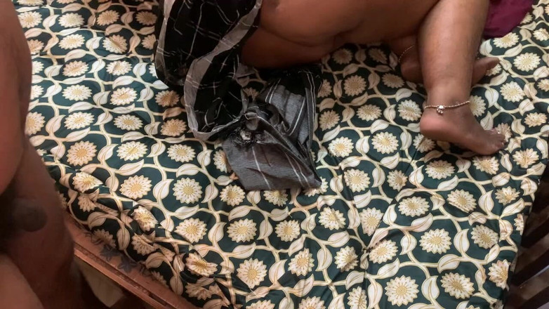 Karthi: Tamilská tetička kouří sousedovi chlapci čůráka a šuká zezadu