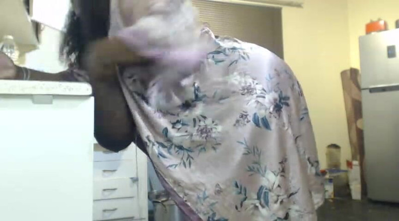 Legendary Booty Overdose: Afrikanische stiefmutter stripteasing und masturbiert in Then Kitchen