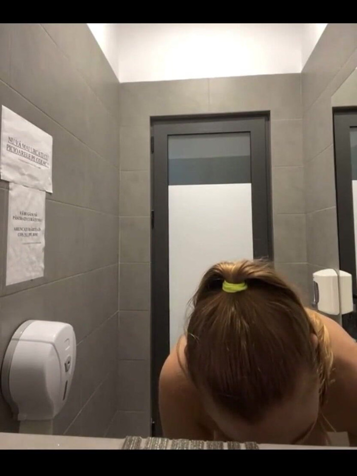 JuiceLussie: Минет на публике