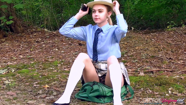 College Uniform: Chloe Toy가 등장하는 버스 누락