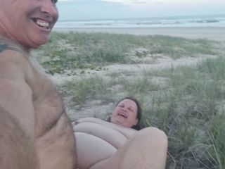 We are fuck bunnies: Sexy BBW Beach Fuck