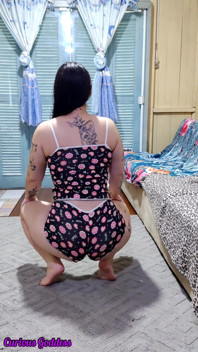 Déesse curieuse - une brune sexy ne portant qu’une serviette, très excitée