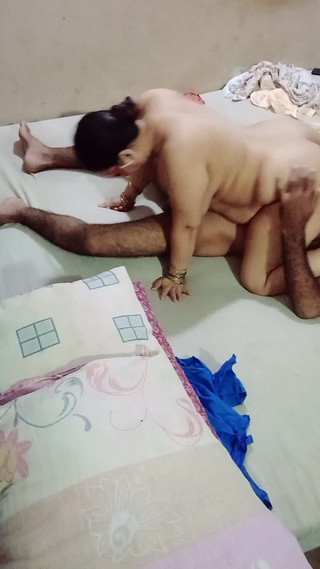 Yasmeen: Seduto in cima