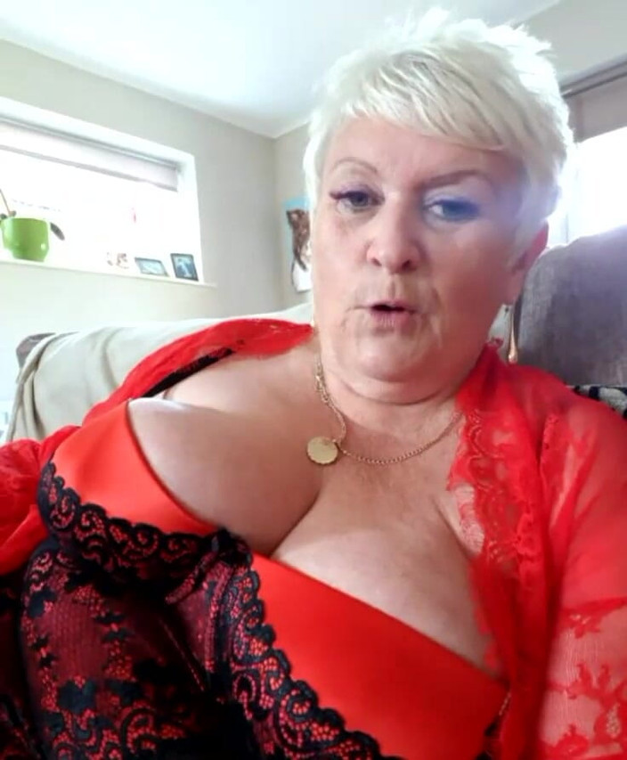 Uk Joolz: Быстрый чат с ношением сногсшибательного нижнего белья