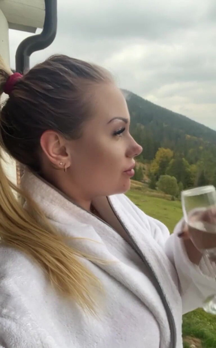 Goddess Misha Goldy: 女神に仕えることは、セルシュの霞の中で無意識に自分自身を喜ばせるあなたとの楽しいゲームだけではありません。その大変な仕事です。それは犠牲を意味します