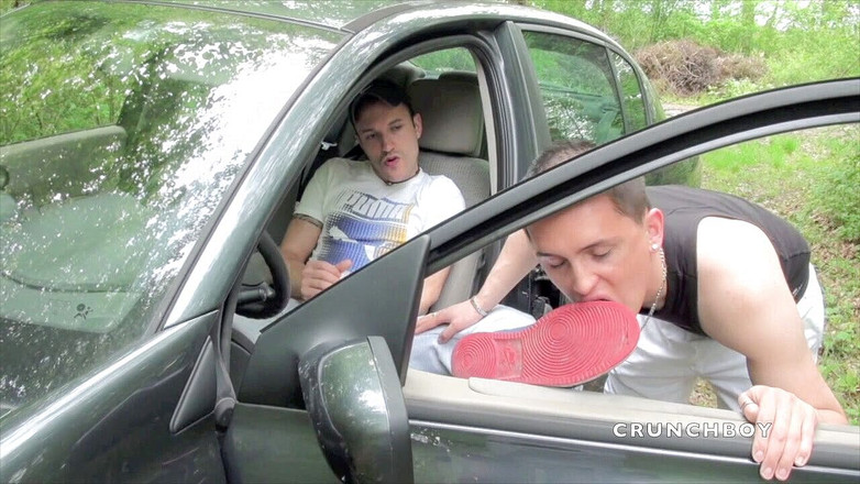 EXHIB BOYS: Dwóch złych chłopców rucha się w trampkach samochodowych wącha