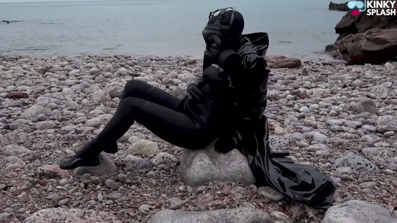 UKCuteGirl Lucy Lauren: Bohyně s plynovou maskou - gumový neoprén a pvc Mac Beach Škádlení