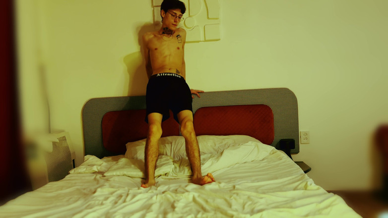 HotDogs studio: Zůstal jsem v hotelu a rozhodl se masturbovat, dokud se...