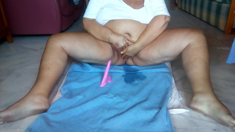 Sex hub couple: Jen is sitting on the floor and is peeing thru...