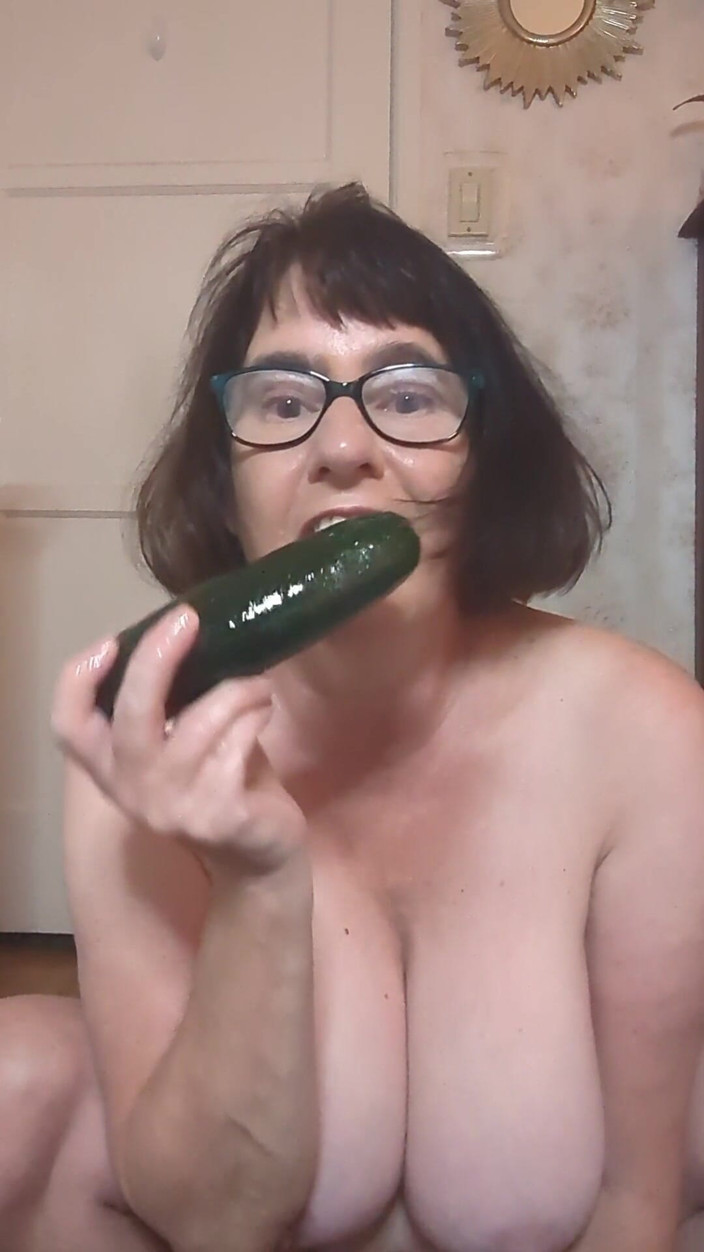 BustyBrendaxx: Ich ficke mein schmutziges arschloch mit einer gurke und liebe...