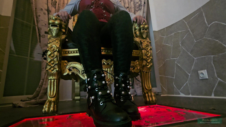 Strict Senz: Monika Schmidt Comida Aplastante, Escupiendo, Humillación Verbal