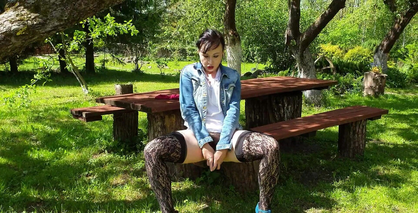 Wanilianna: Mi sego la mia fica completamente naturale con il cespuglio...