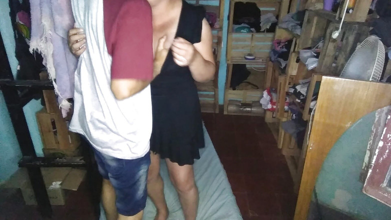 Fitcure1: Saya menyentuh teteknya dengan pakaian pendeknya