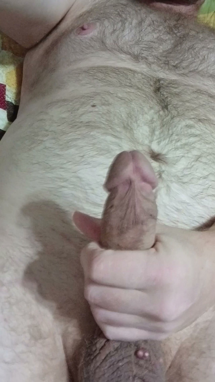 Hairy Cubb: Acariciando mi polla con un consolador en mi culo