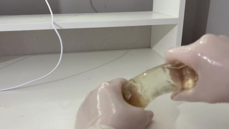 AmayaMori: Daję ręczną robotę dildo z tłustymi rękami w medycznych białych...