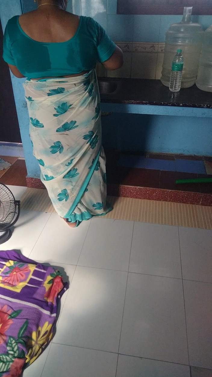 Tamil lesbian: Große MILF-tante sari trägt