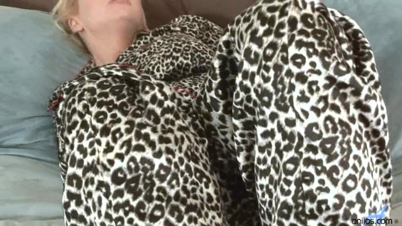 Anilos: Cougar blonde tebal bangun dan melancap