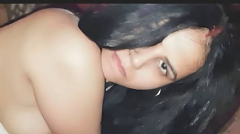 Hot Sis: Latika Berkongkek keras gaya doggy