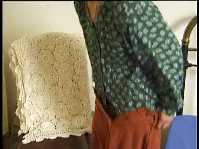 Xfamster: 침대에서 몸을 보여주는 미시 여자