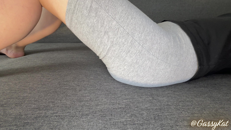 GassyKat: Legíny Prd pov - vystříkaná přímo do obličeje