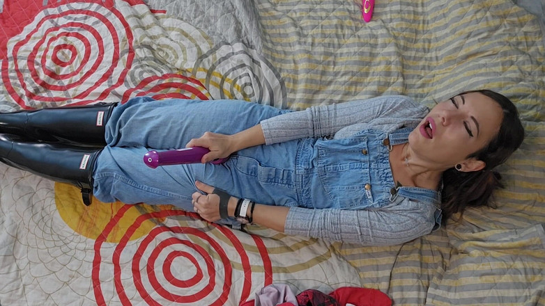 dafnedenoch: Lee Jeans і Hunter Boots мастурбують і сквиртують